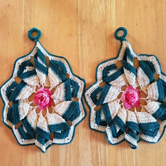 2 Ea. Green & Beige Handmade Crocheted Pot Holders (278) - Picture 1 of 1